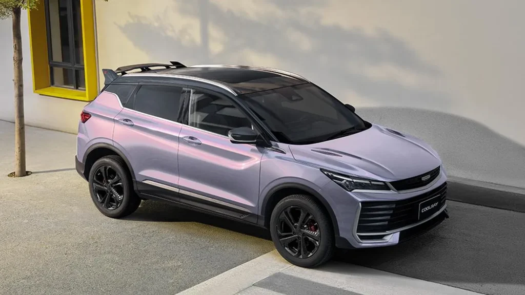 Лиловый Geely Coolray 2026 в комплектации Exclusive у городского здания