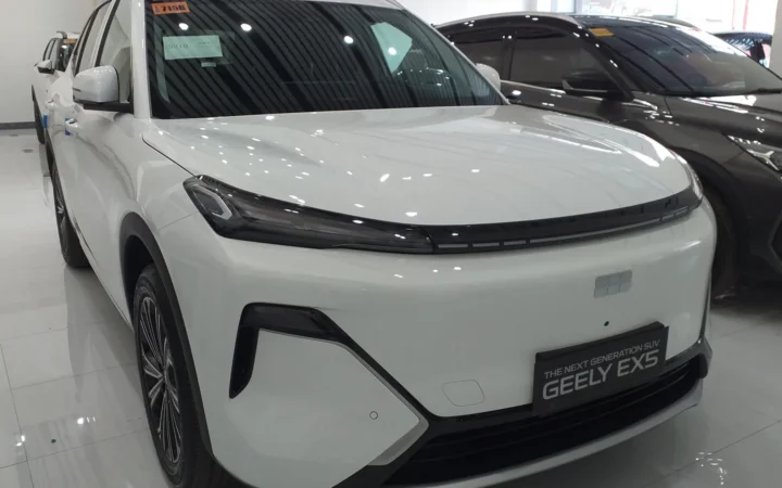 Белый подключаемый гибрид Geely EX5 EM-i в автосалоне