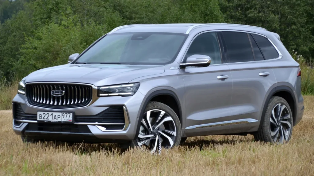 Серый кроссовер Geely Monjaro на загородной дороге