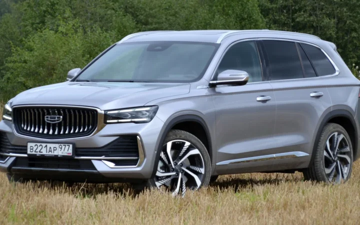 Серый кроссовер Geely Monjaro на загородной дороге