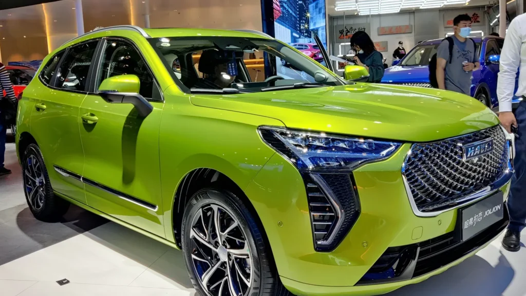 Зелёный кроссовер Haval Jolion на выставочном стенде