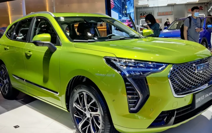 Зелёный кроссовер Haval Jolion на выставочном стенде