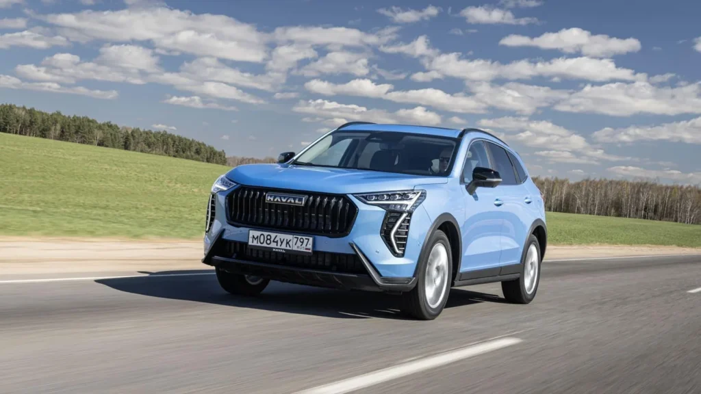 Голубой кроссовер HAVAL на загородной дороге