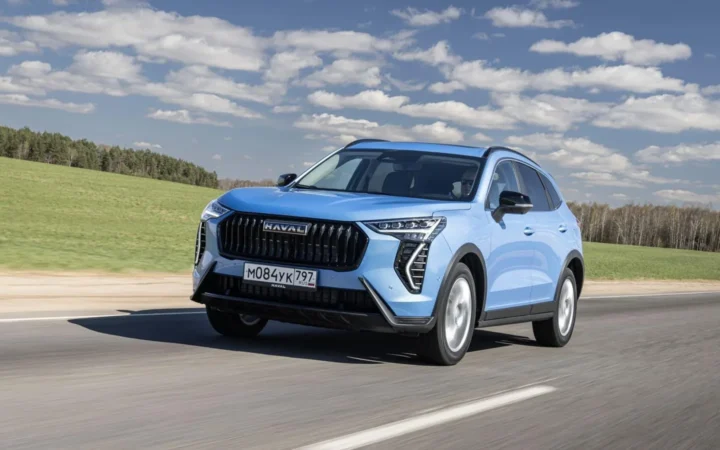 Голубой кроссовер HAVAL на загородной дороге
