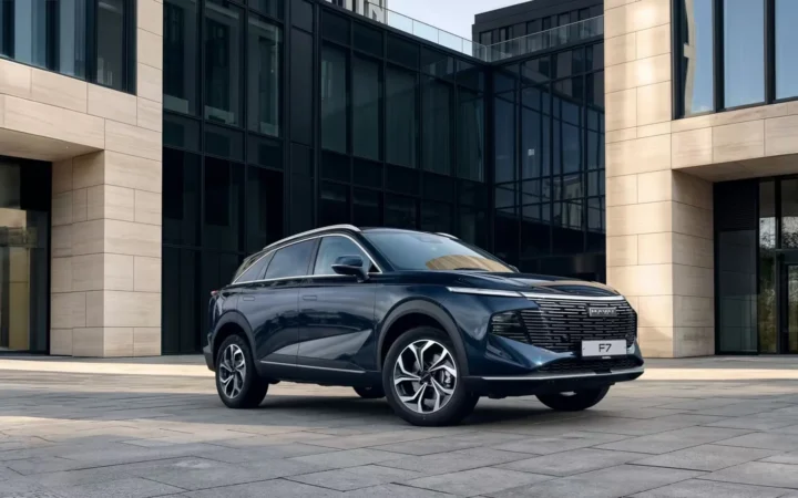 Синий HAVAL F7 2026 — официальный пресс-кадр