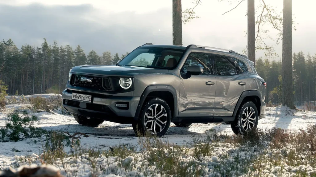 Серый HAVAL H7 2026 на заснеженной лесной дороге